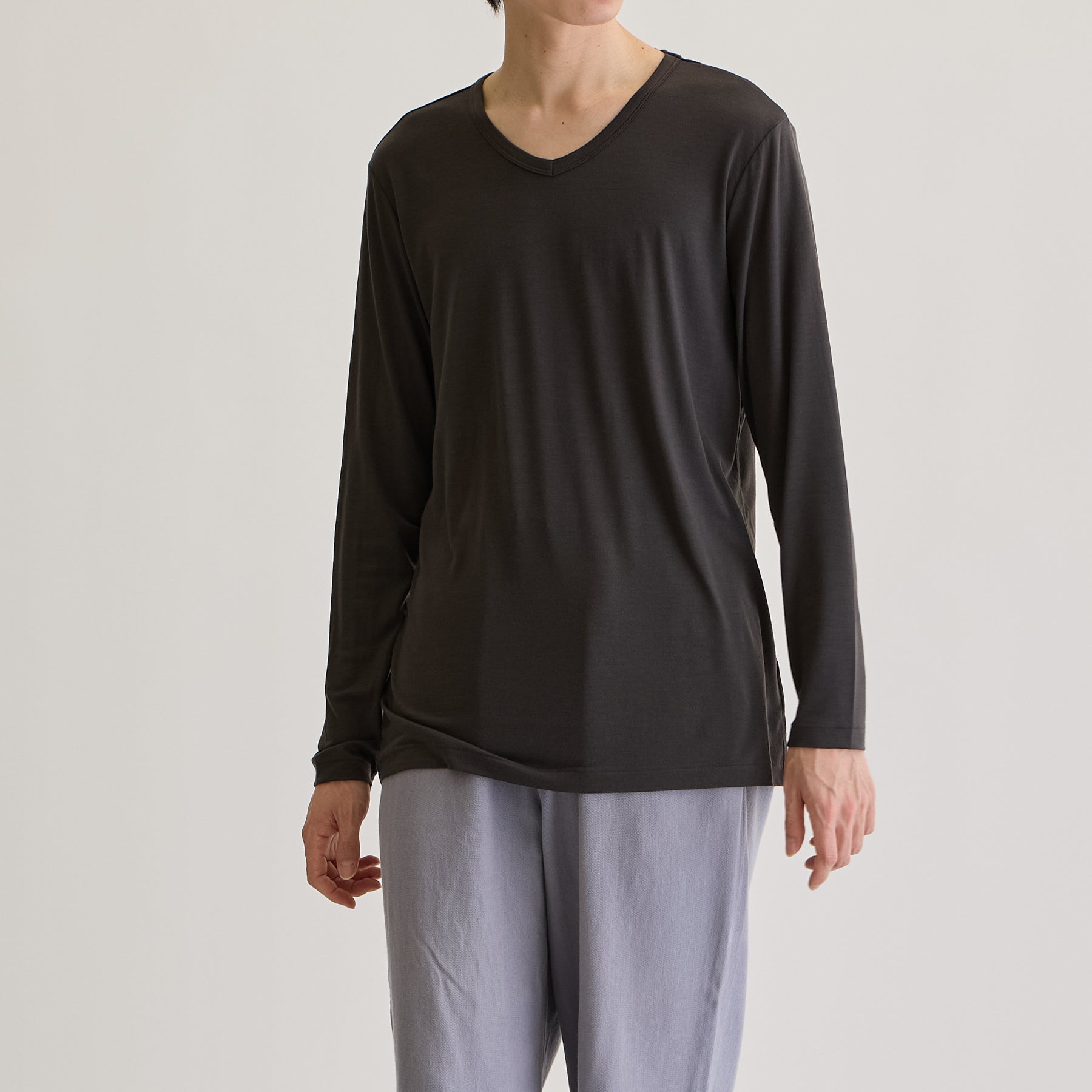 MEN'S メリノウール100%天竺 Vネック長袖Tシャツ, チャコールのモデル着用画像（前）