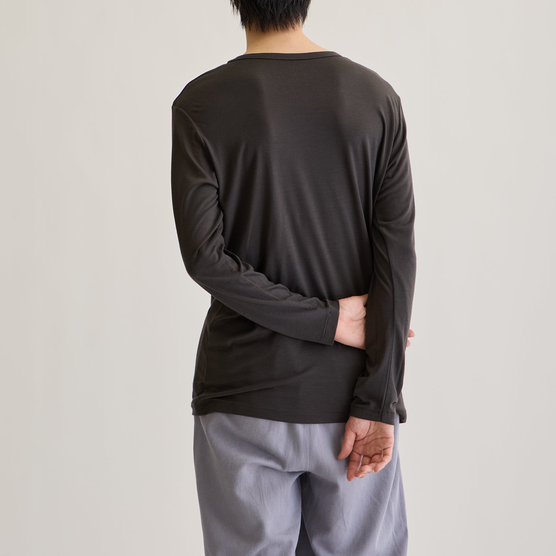 MEN'S メリノウール100%天竺 Vネック長袖Tシャツ, チャコールのモデル着用画像（後）