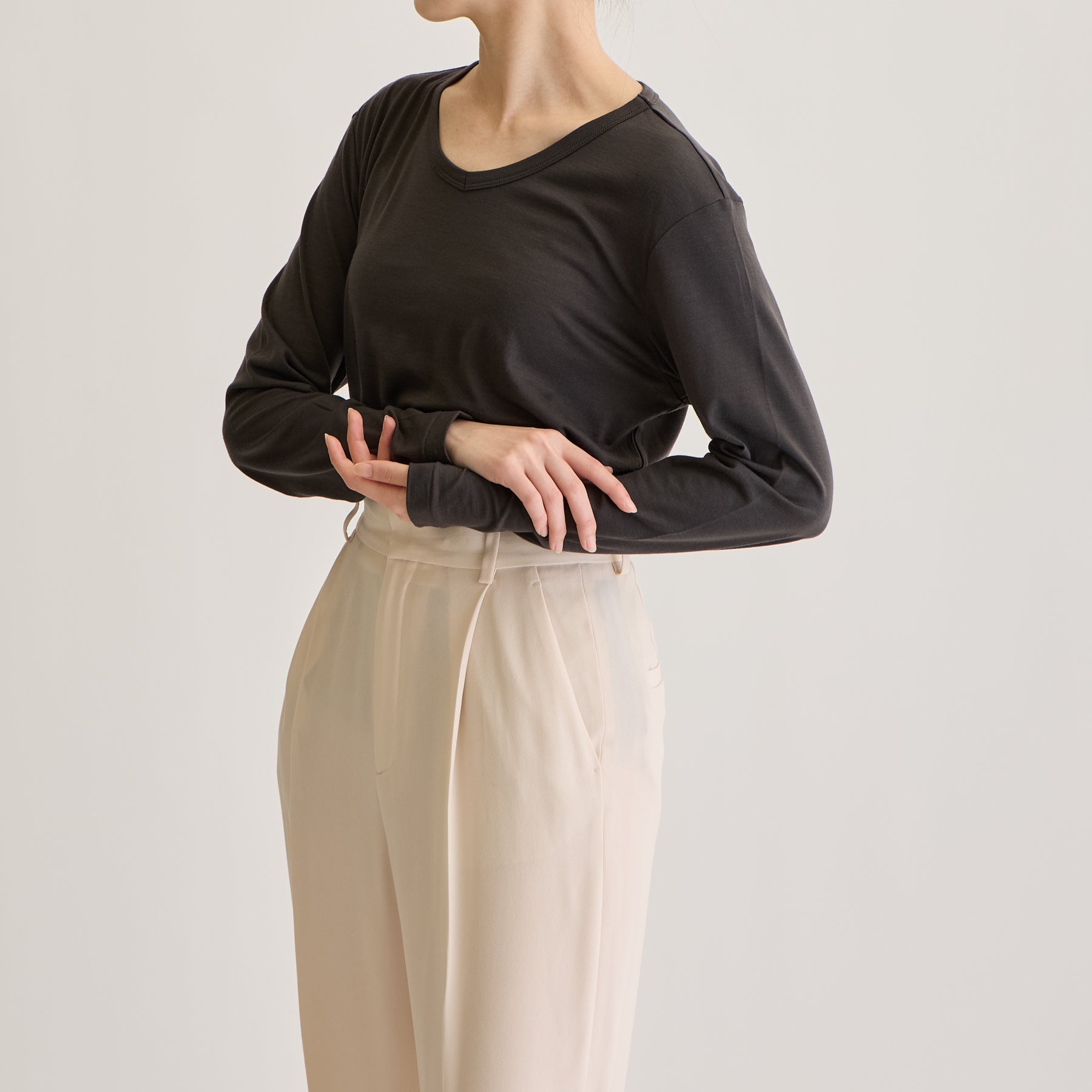 MEN'S メリノウール100%天竺 Vネック長袖Tシャツ, チャコールのモデル着用画像（女性・斜め前）