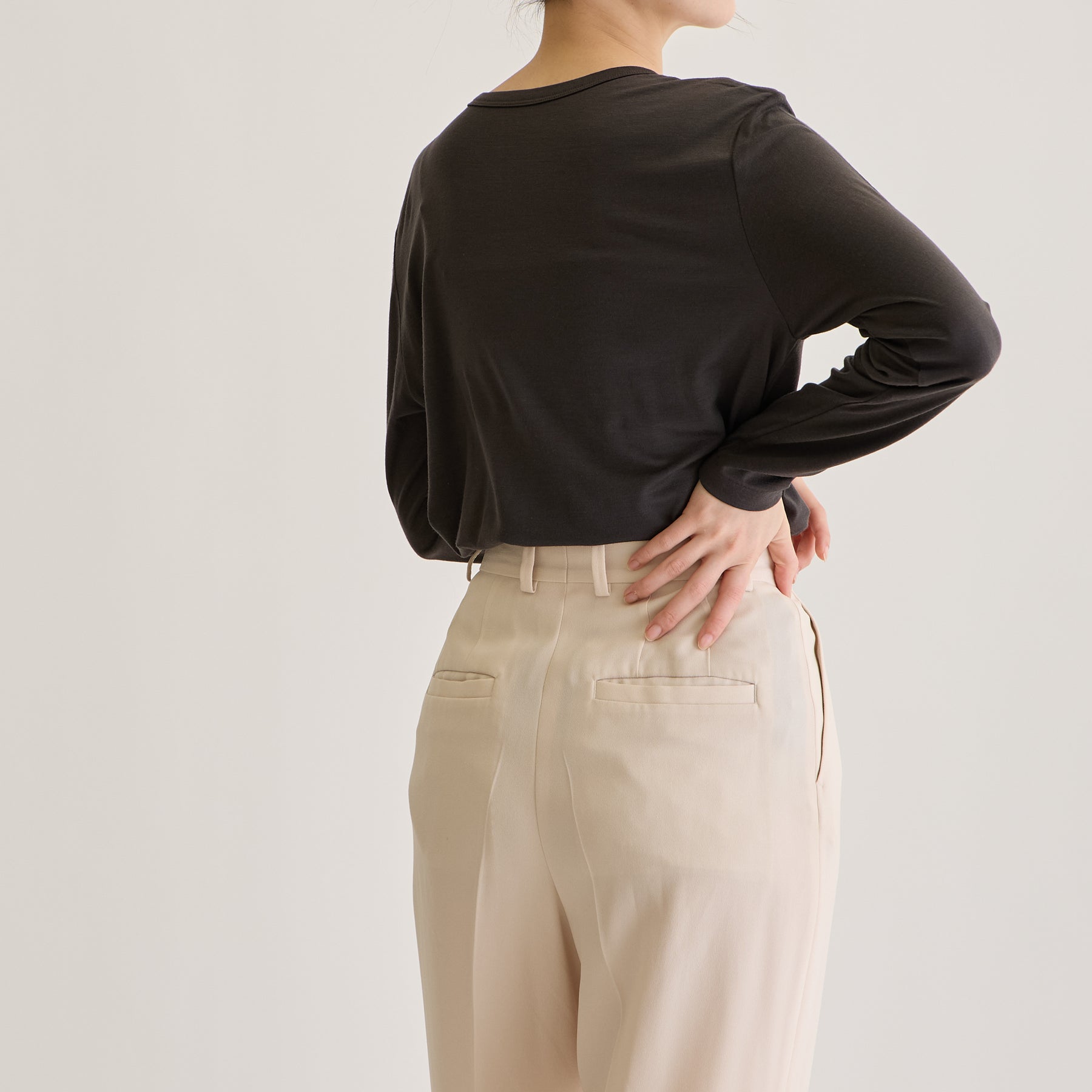 MEN'S メリノウール100%天竺 Vネック長袖Tシャツ, チャコールのモデル着用画像（女性・斜め後）