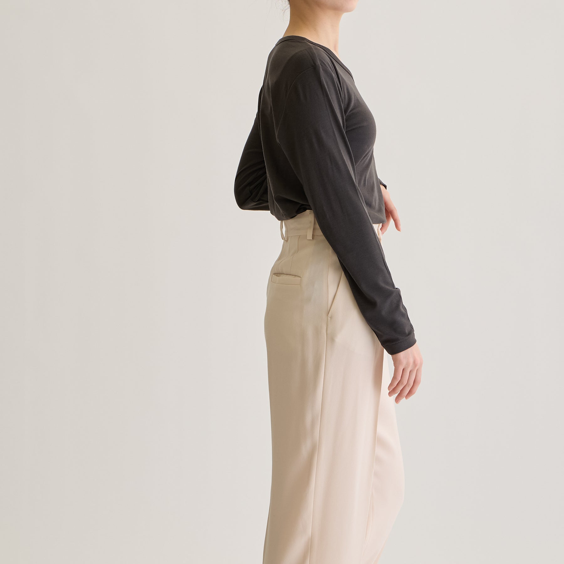 MEN'S メリノウール100%天竺 Vネック長袖Tシャツ, チャコールのモデル着用画像（女性・横）