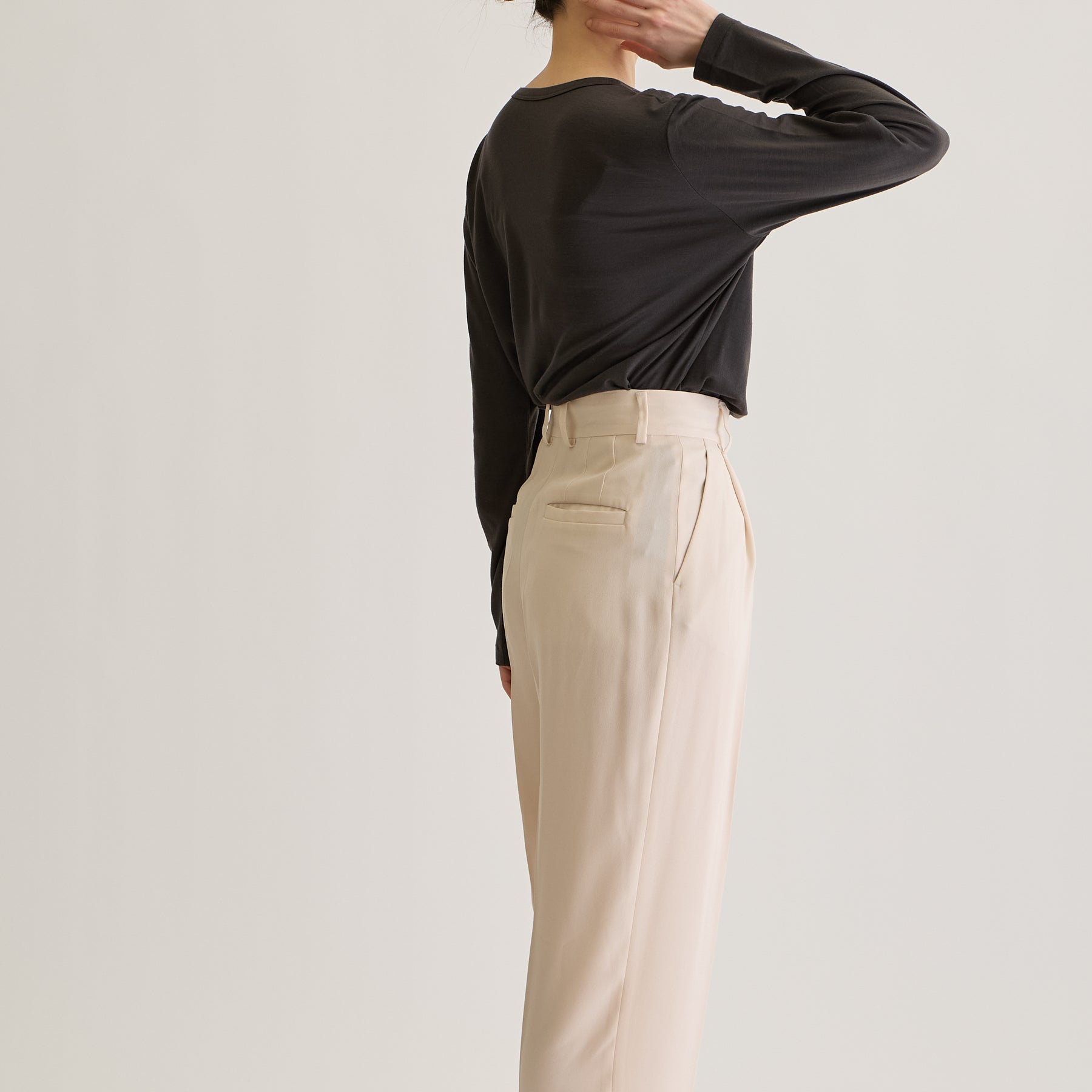 MEN'S メリノウール100%天竺 Vネック長袖Tシャツ, チャコールのモデル着用画像（女性・斜め後）