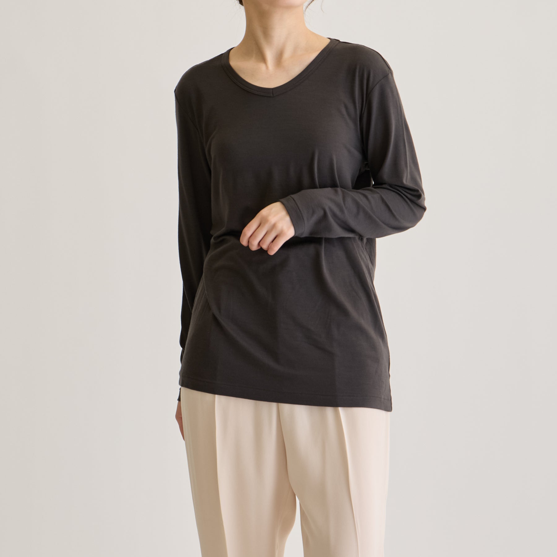 MEN'S メリノウール100%天竺 Vネック長袖Tシャツ, チャコールのモデル着用画像（女性・前）