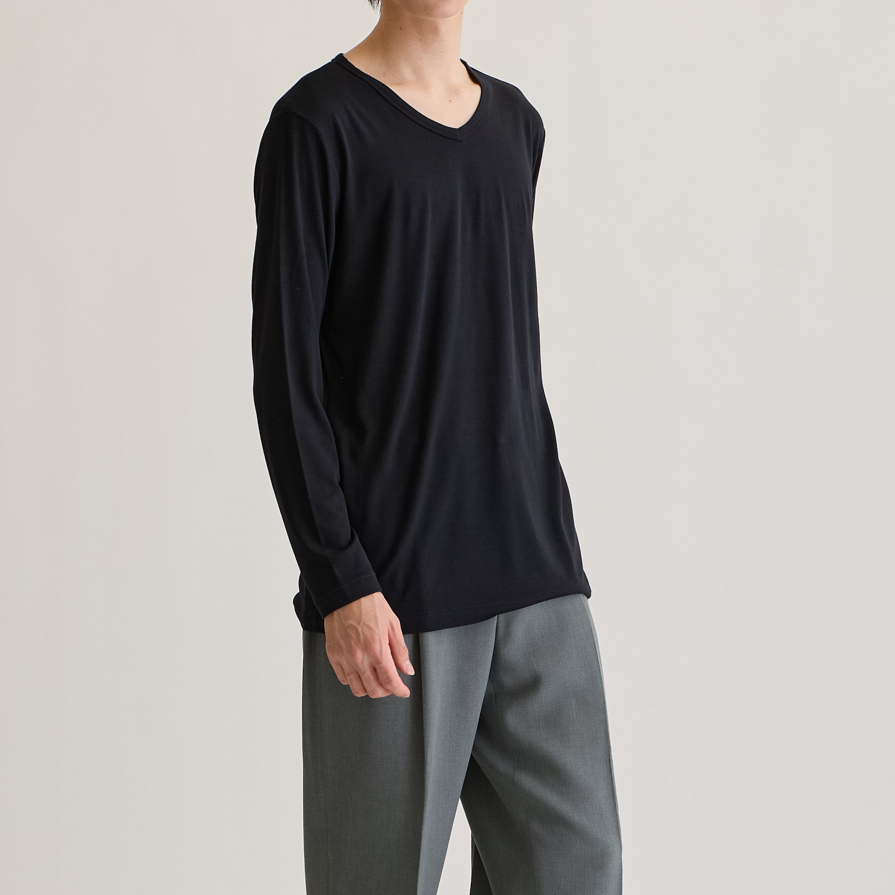 MEN'S メリノウール100%天竺 Vネック長袖Tシャツ, ブラックのモデル着用画像（斜め前）