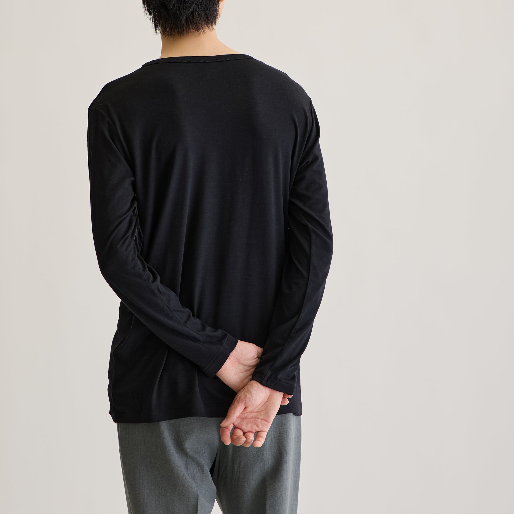 MEN'S メリノウール100%天竺 Vネック長袖Tシャツ, ブラックのモデル着用画像（後）