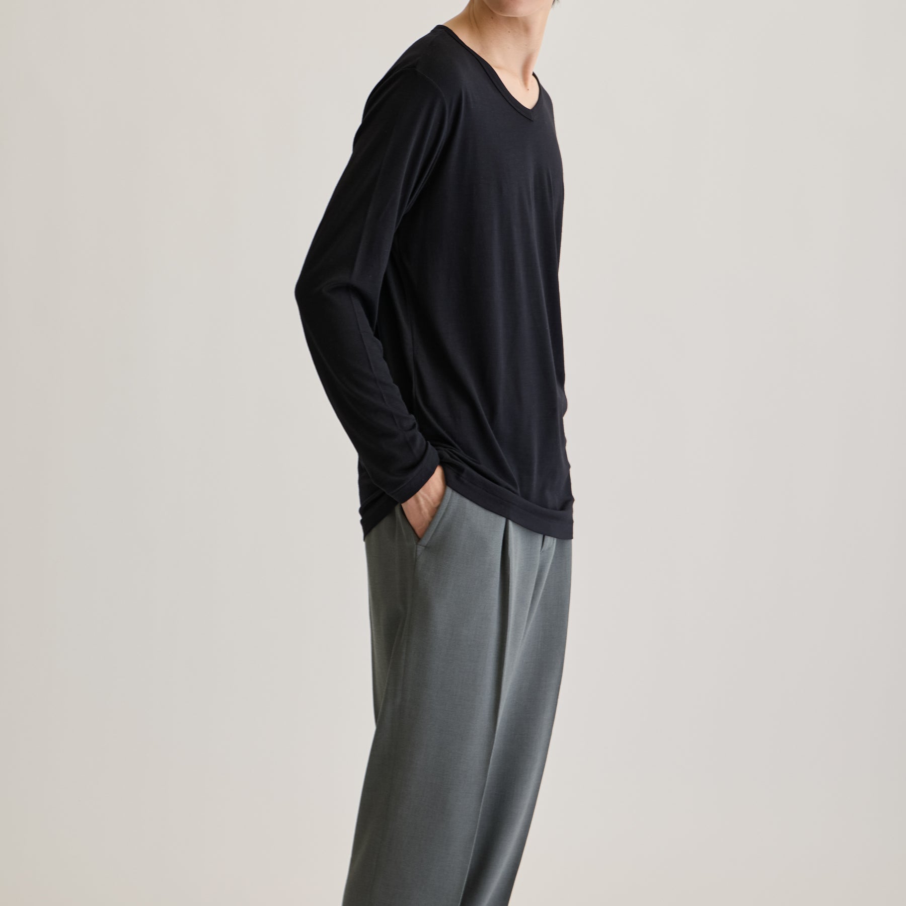 MEN'S メリノウール100%天竺 Vネック長袖Tシャツ, ブラックのモデル着用画像（横）
