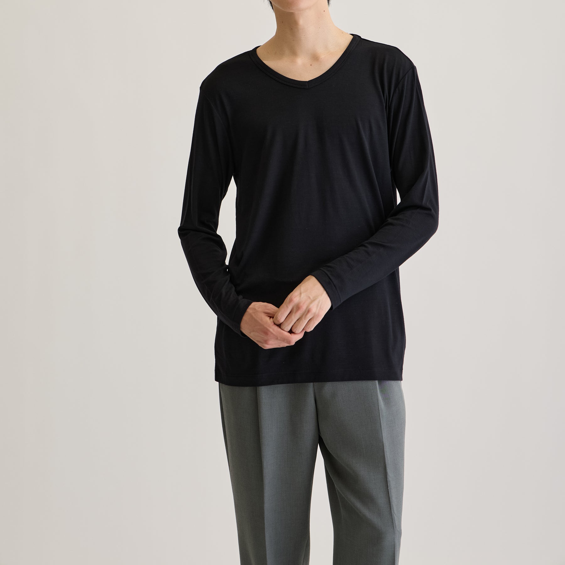 MEN'S メリノウール100%天竺 Vネック長袖Tシャツ, ブラックのモデル着用画像（前）