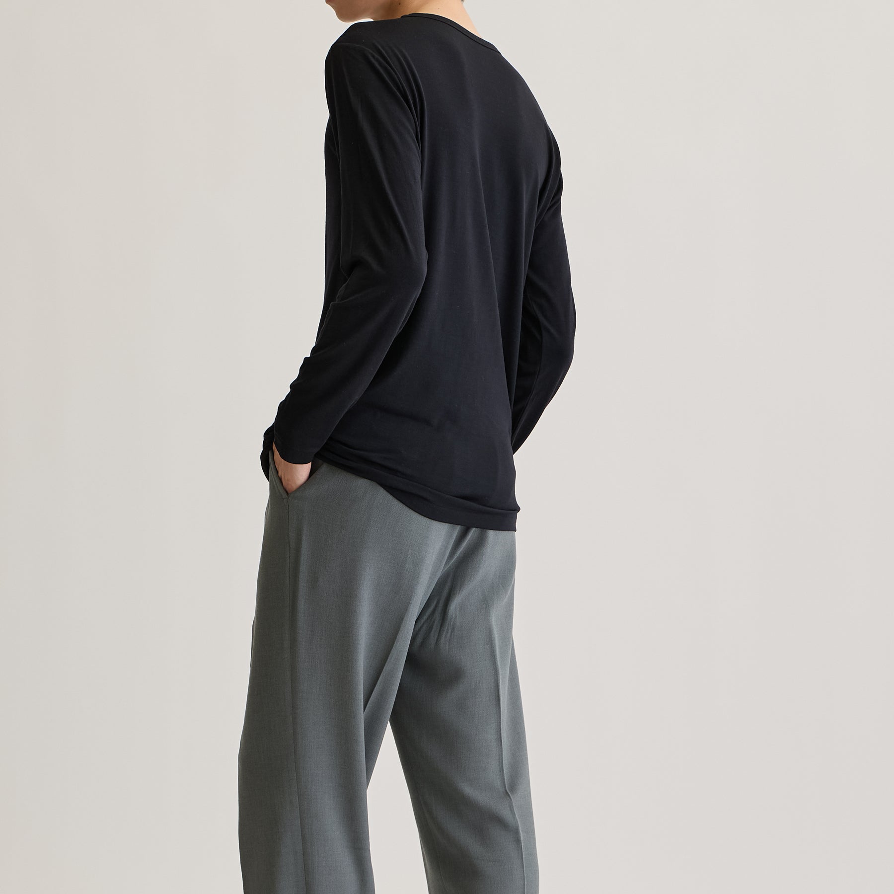 MEN'S メリノウール100%天竺 Vネック長袖Tシャツ, ブラックのモデル着用画像（斜め後）