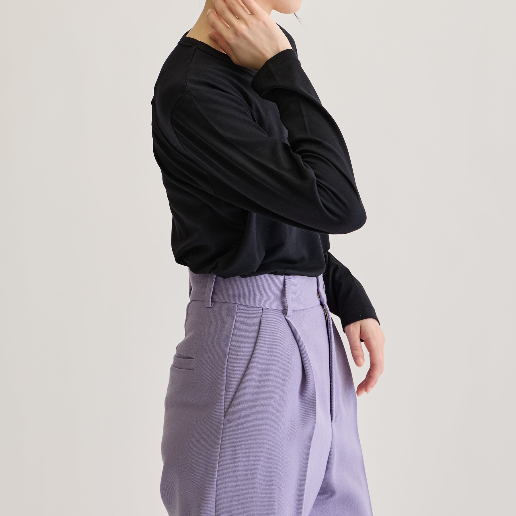 MEN'S メリノウール100%天竺 Vネック長袖Tシャツ, ブラックのモデル着用画像（女性・横）