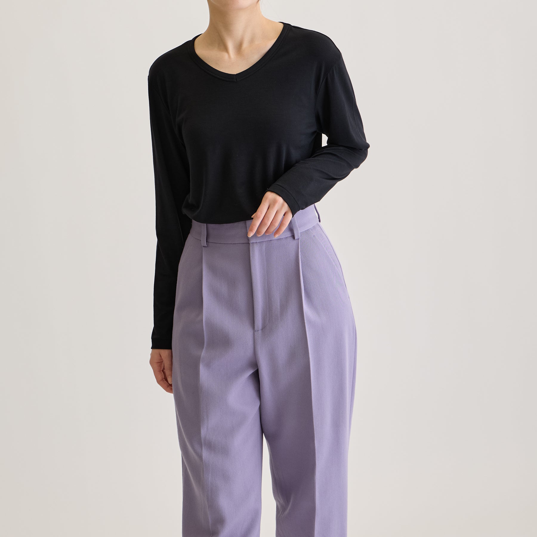 MEN'S メリノウール100%天竺 Vネック長袖Tシャツ, ブラックのモデル着用画像（女性・前）