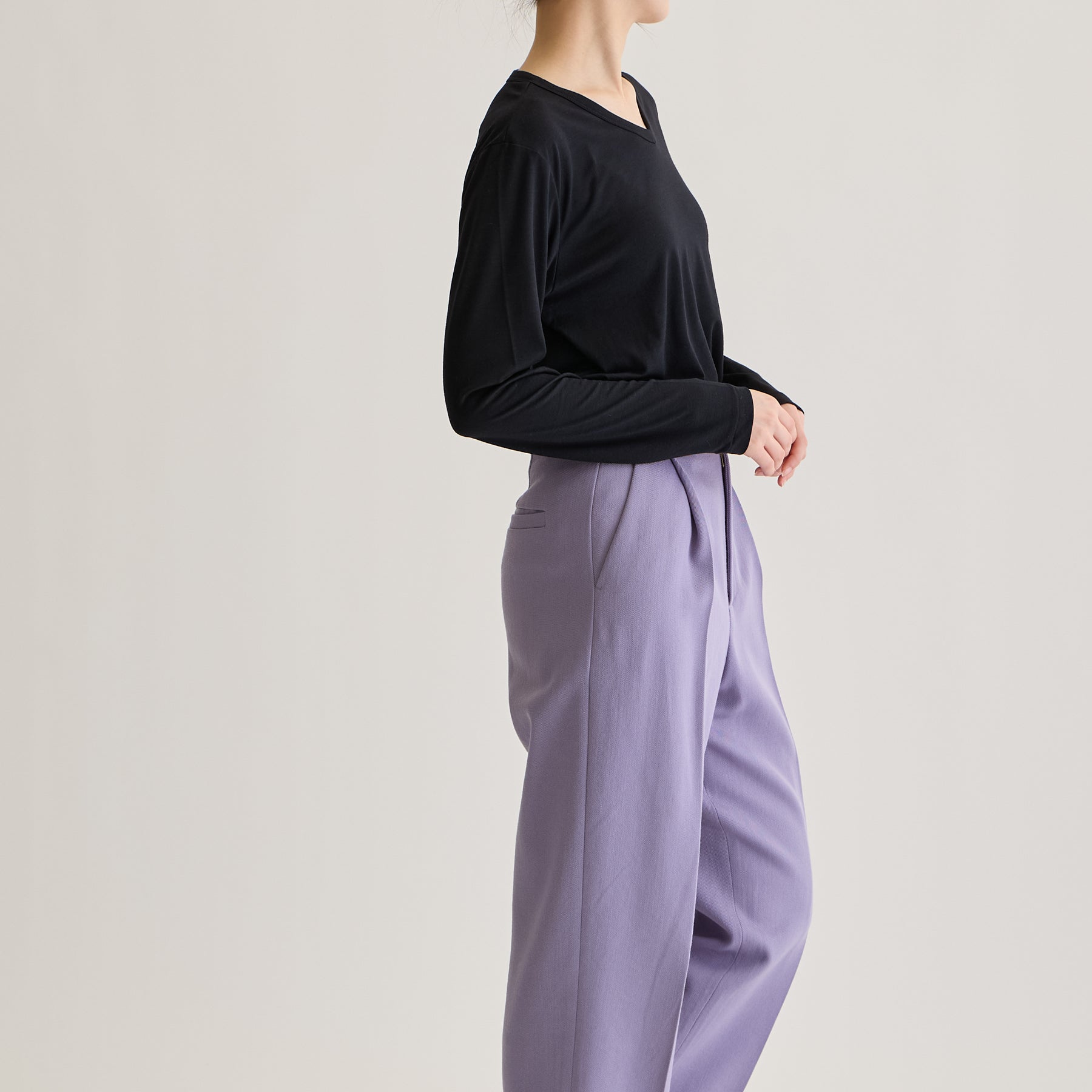 MEN'S メリノウール100%天竺 Vネック長袖Tシャツ, ブラックのモデル着用画像（女性・横）