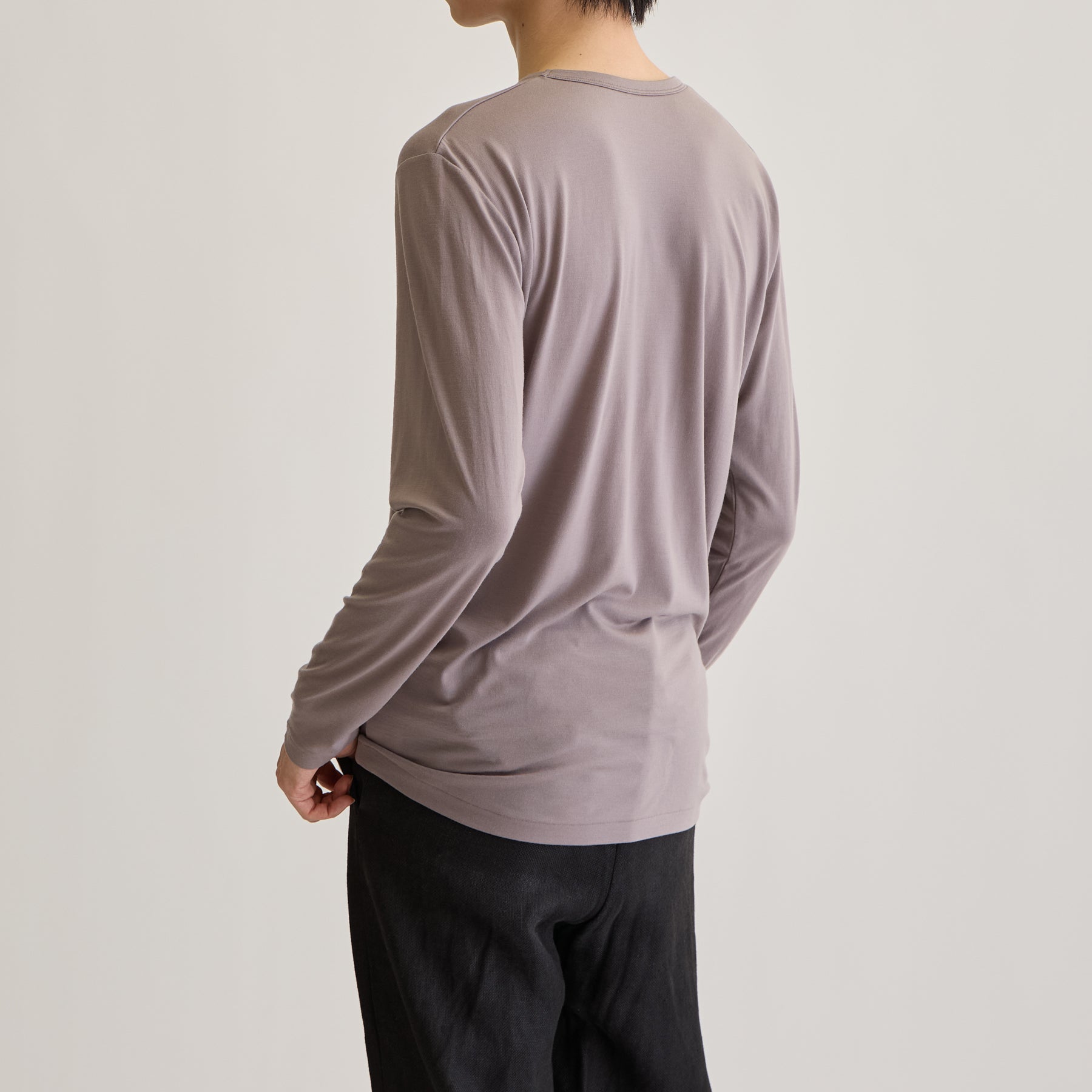 MEN'S メリノウール100%天竺 クルーネック長袖Tシャツ, トープのモデル着用画像（斜め後）