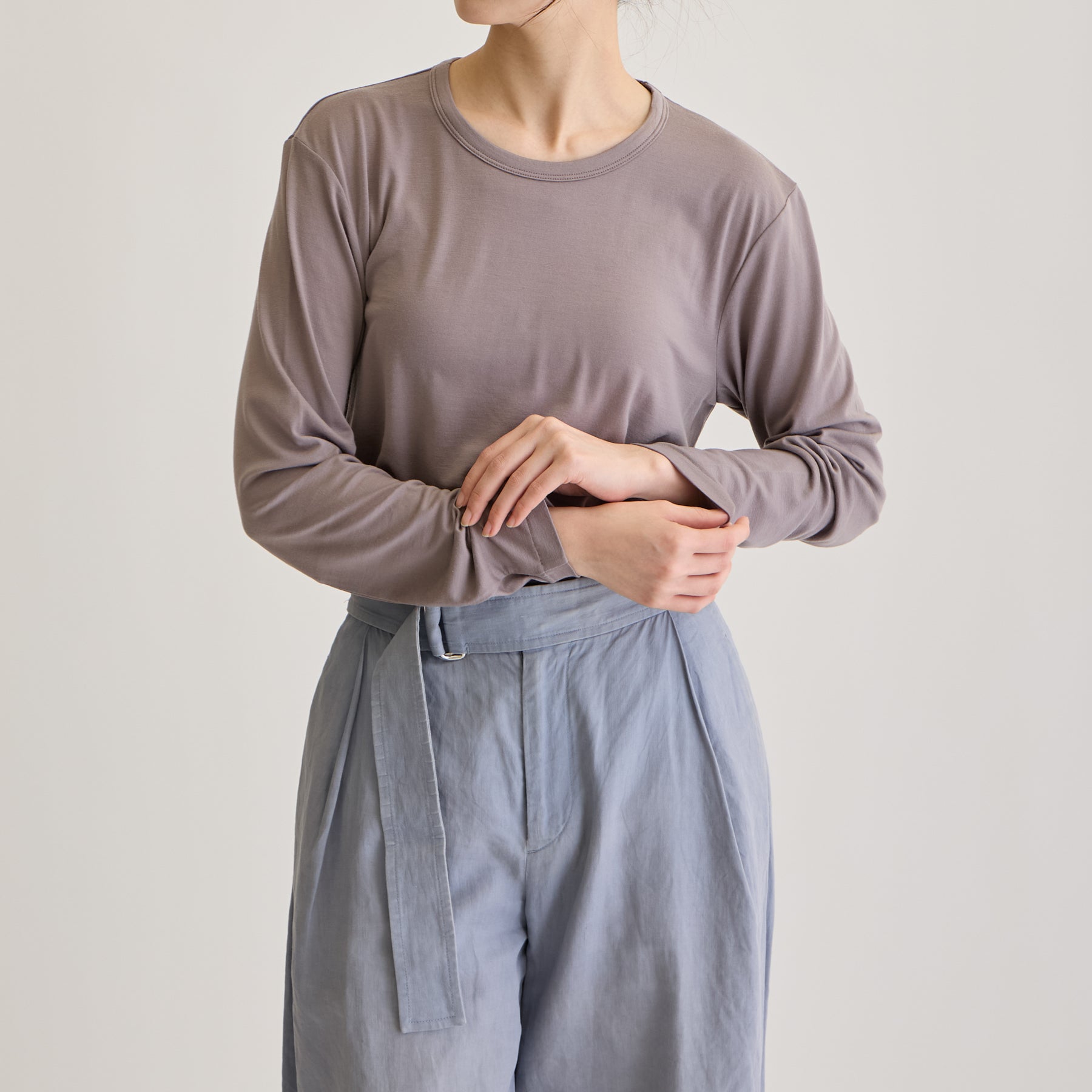 MEN'S メリノウール100%天竺 クルーネック長袖Tシャツ, トープのモデル着用画像（女性・前）