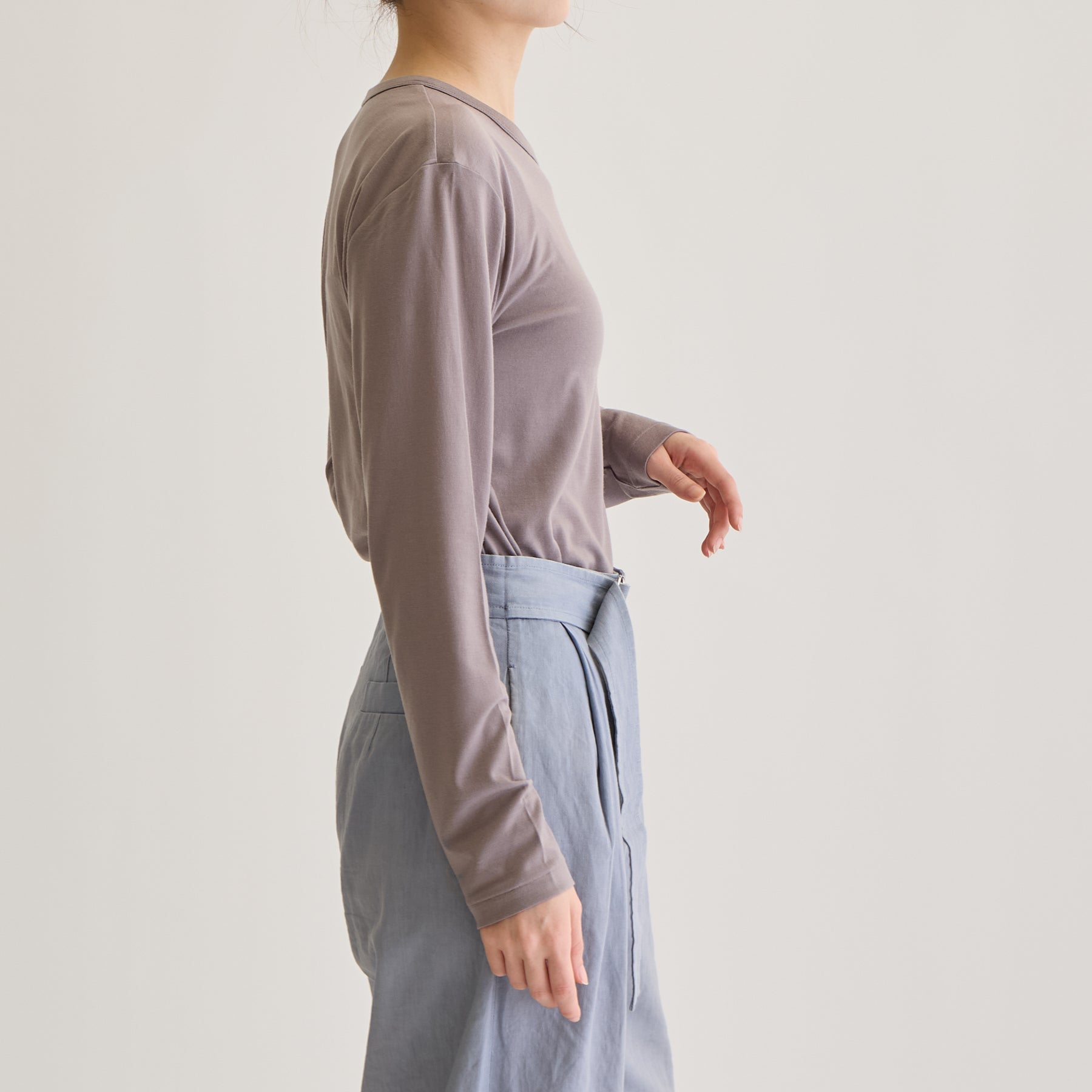 MEN'S メリノウール100%天竺 クルーネック長袖Tシャツ, トープのモデル着用画像（女性・横）