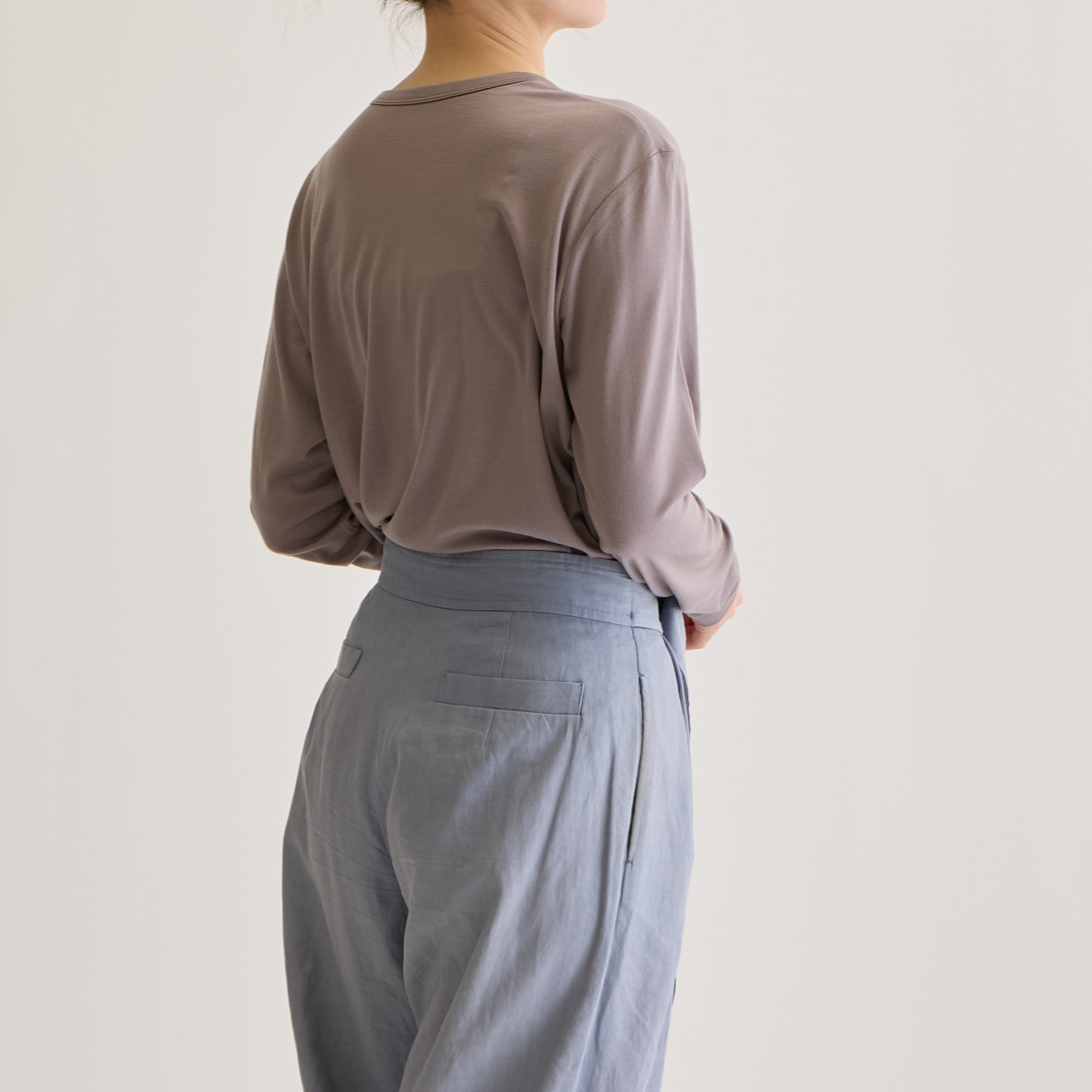 MEN'S メリノウール100%天竺 クルーネック長袖Tシャツ, トープのモデル着用画像（女性・斜め後）