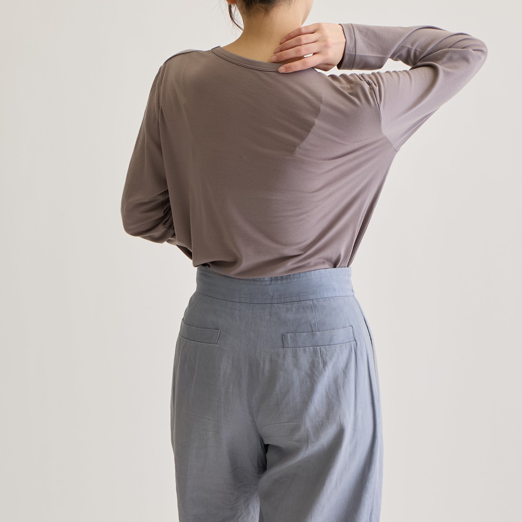 MEN'S メリノウール100%天竺 クルーネック長袖Tシャツ, トープのモデル着用画像（女性・後）