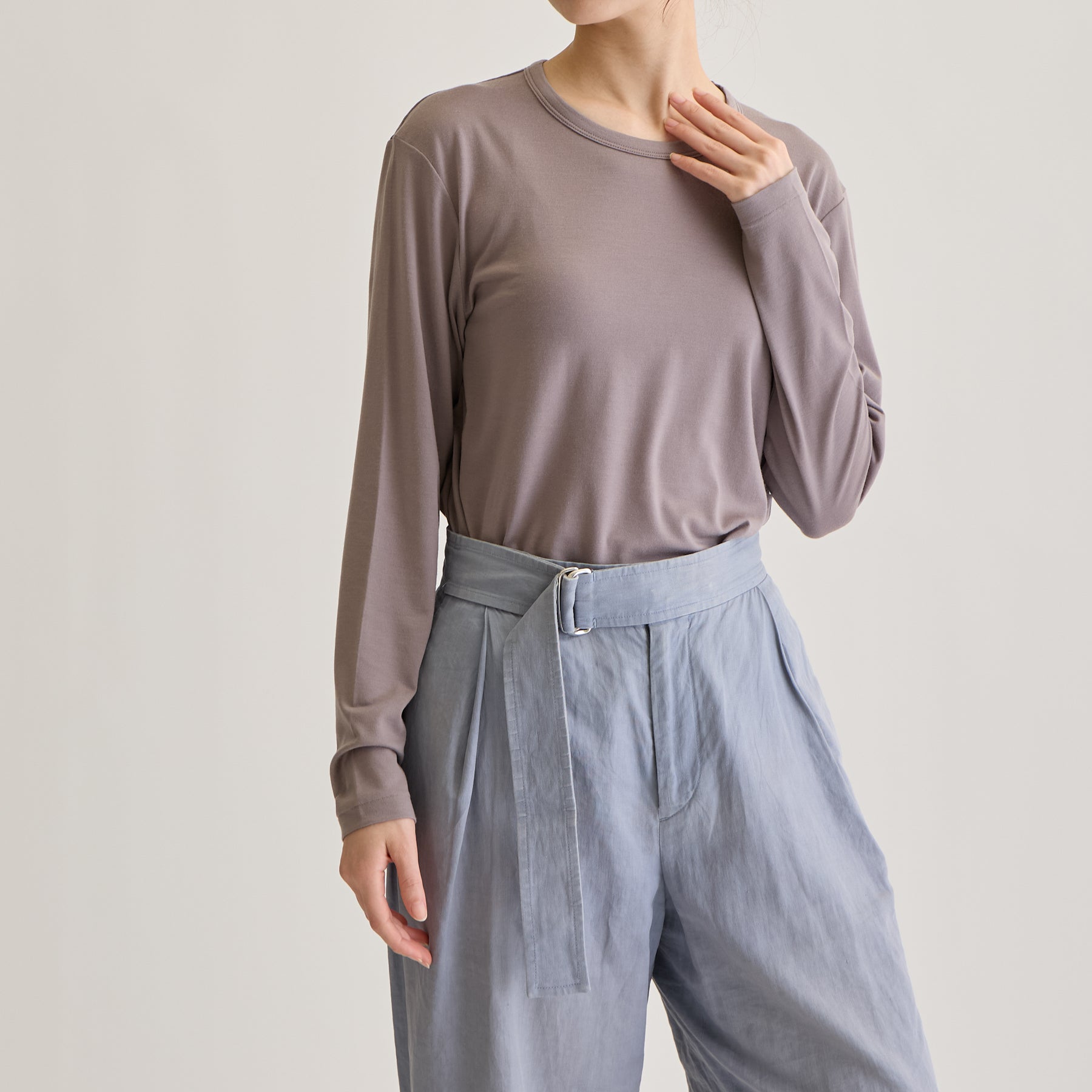 MEN'S メリノウール100%天竺 クルーネック長袖Tシャツ, トープのモデル着用画像（女性・前）