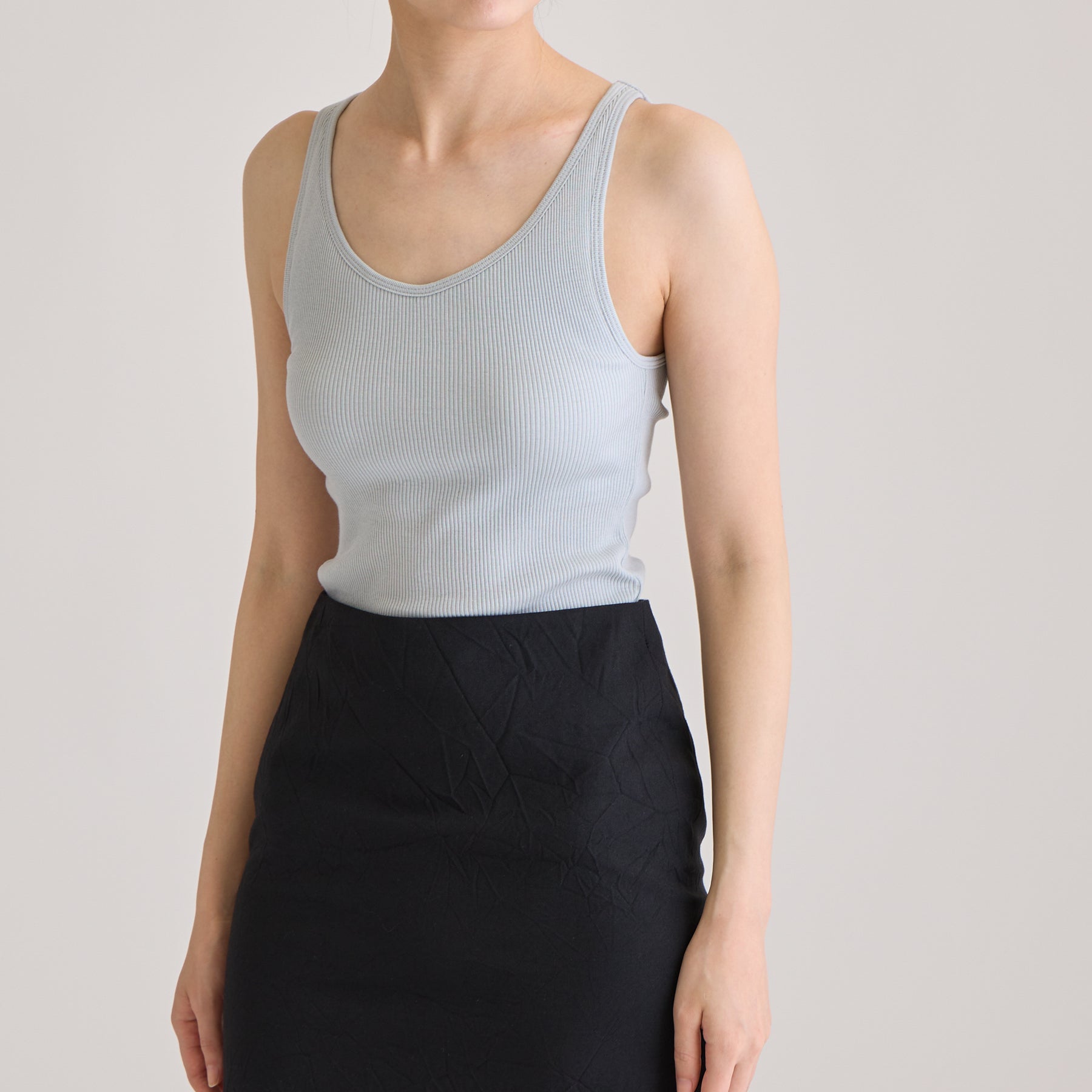 コットンシルクリブ ベーシックタンクトップ, カップ付き, パウダーブルーの着用イメージ（斜め前）