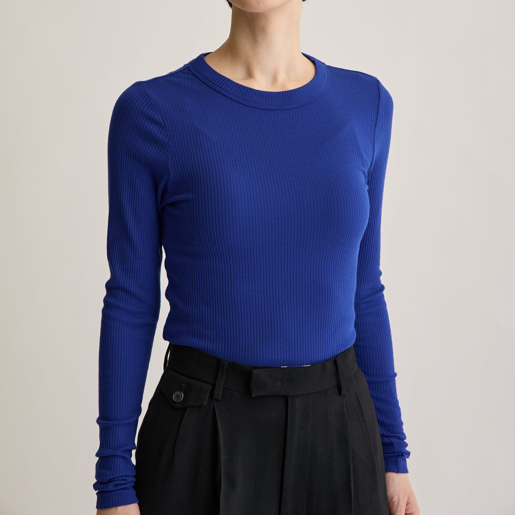メリノウール100%リブ クルーネックトップ, ロイヤルブルーのモデル着用画像（前）