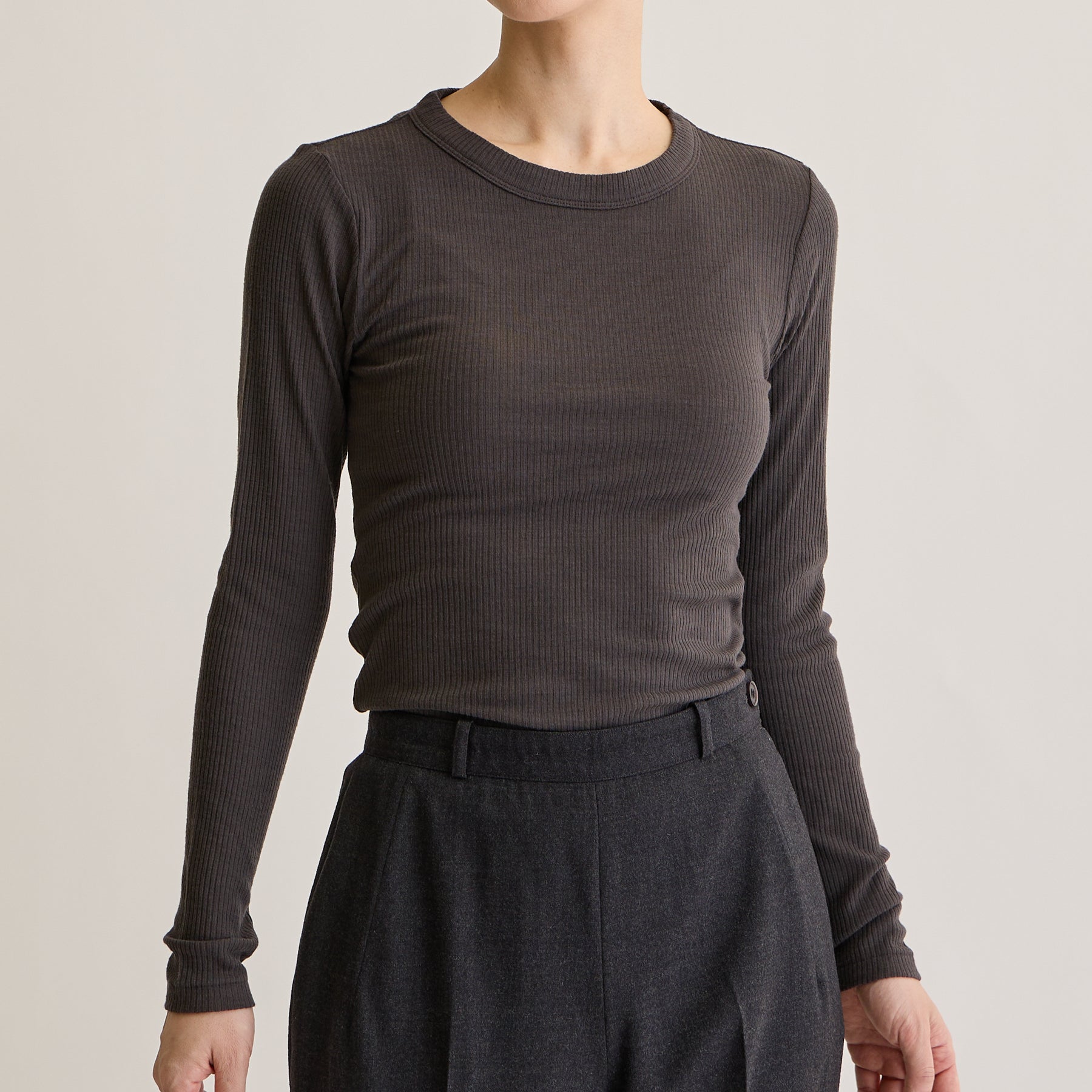 メリノウール100%リブ クルーネックトップ, チャコールブラウンのモデル着用画像（前）
