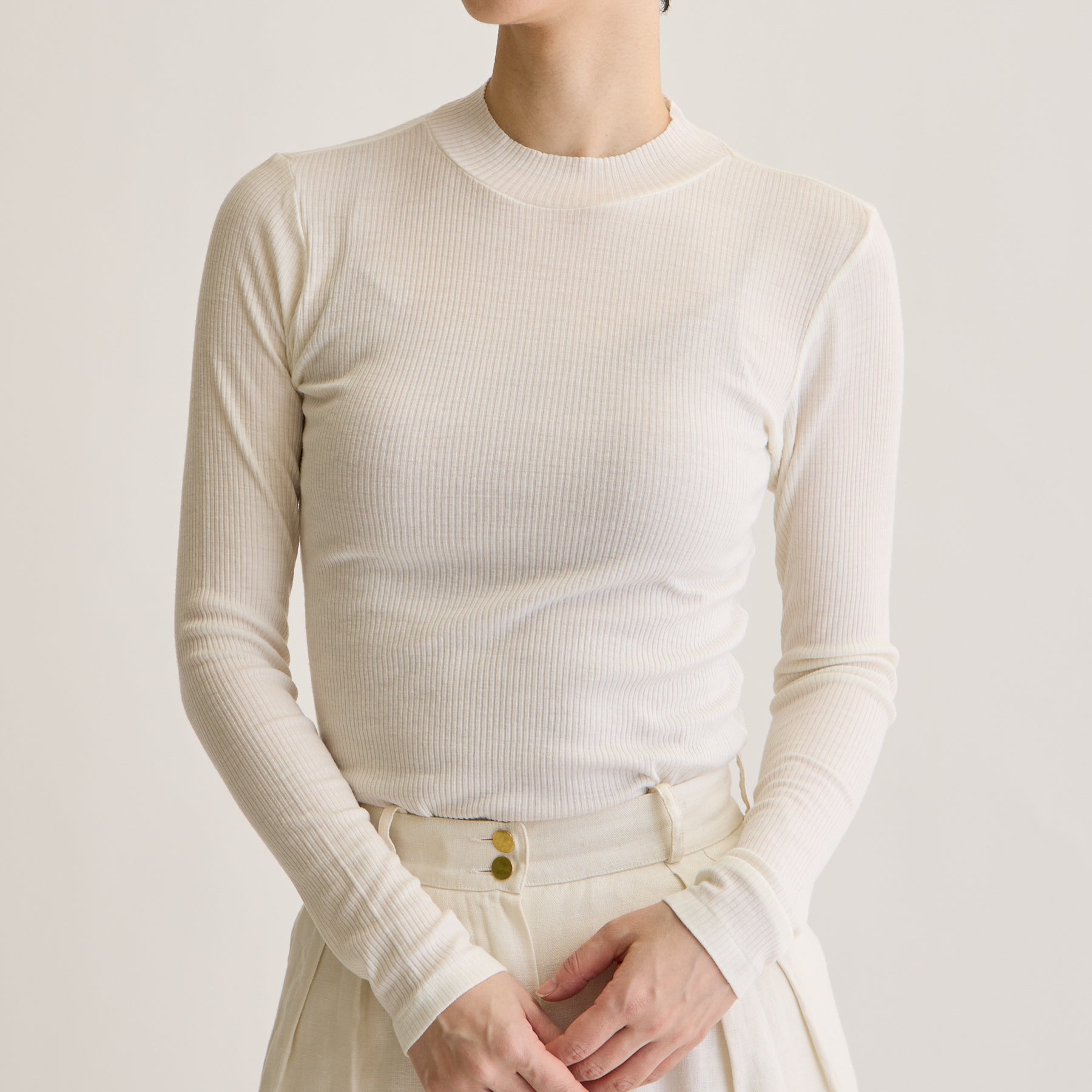 メリノウール100%リブ モックネックトップ, ホワイトのモデル着用画像（前）