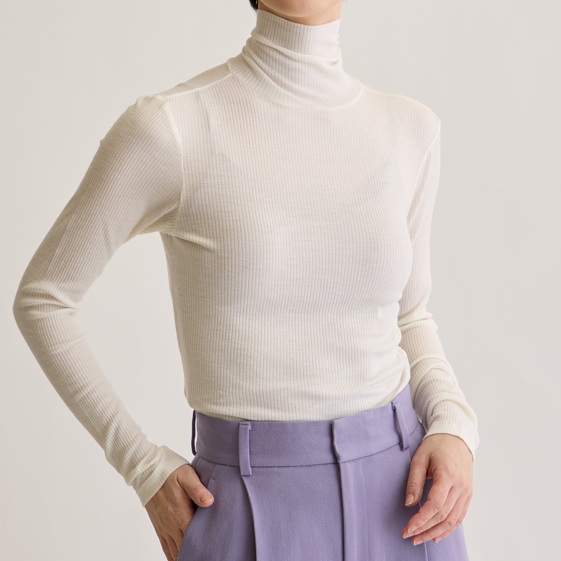 メリノウール100%リブ タートルネックトップ, ホワイトのモデル着用画像（前）