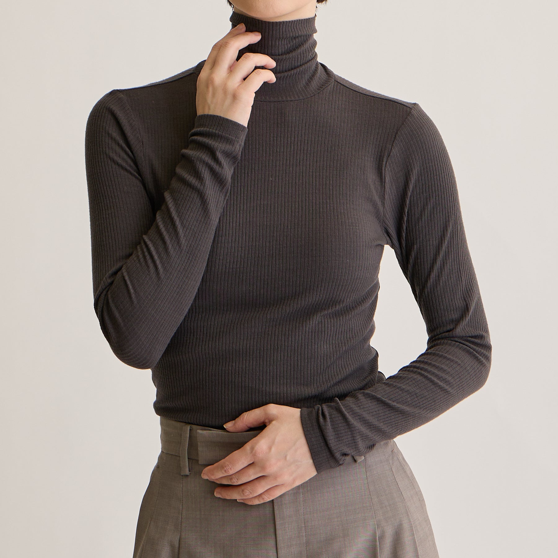 メリノウール100%リブ タートルネックトップ, チャコールブラウンのモデル着用画像（前）