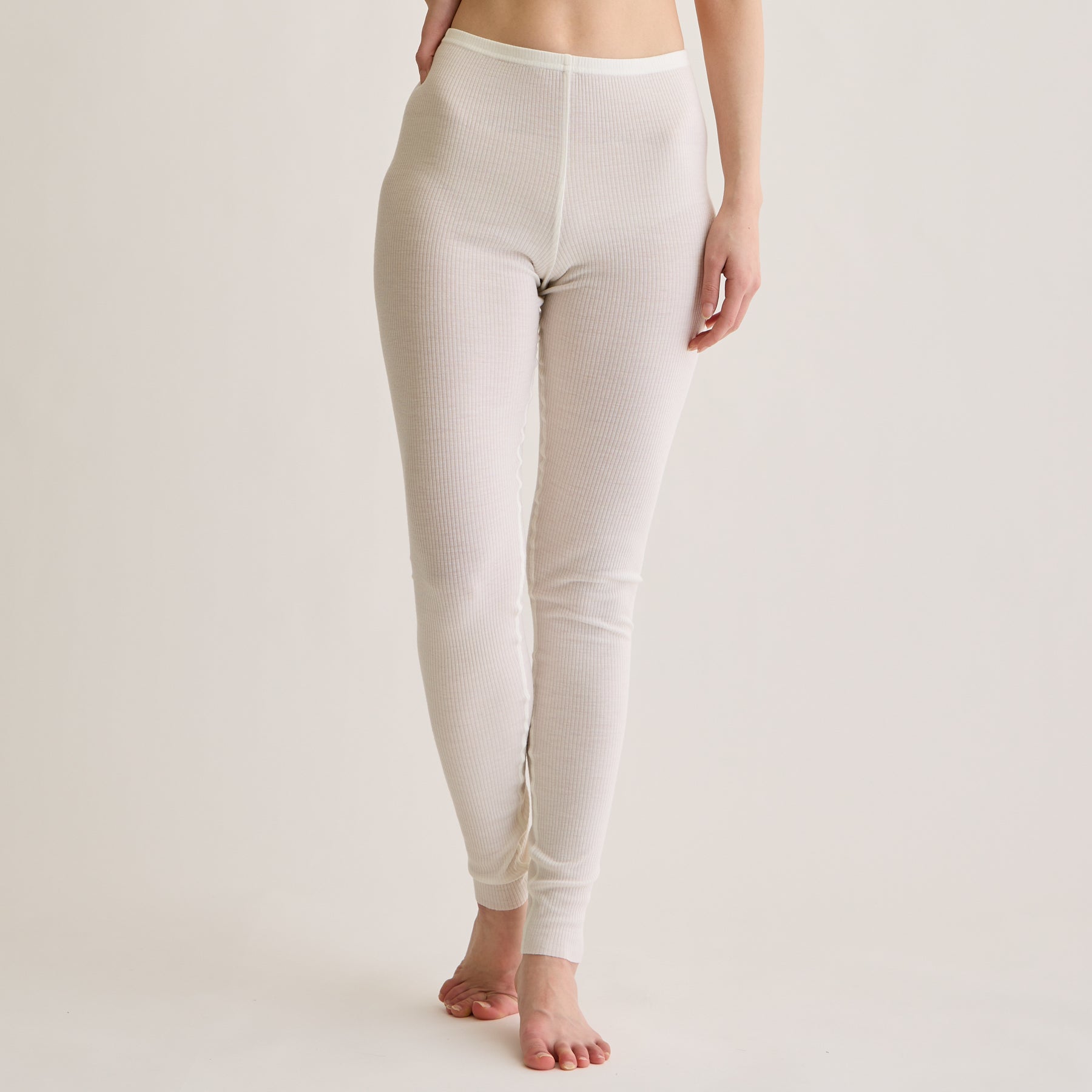 メリノウール100%リブ レギンス, ホワイトのモデル着用画像（前）