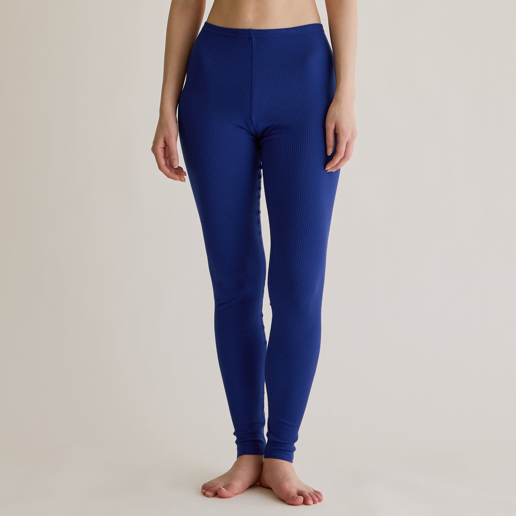 メリノウール100%リブ レギンス, ロイヤルブルーのモデル着用画像（前）