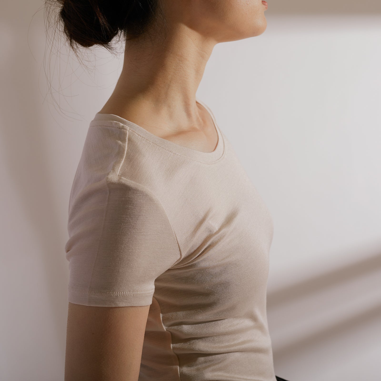シルク100%半袖カットソー, エクリュのモデル着用イメージ（横）