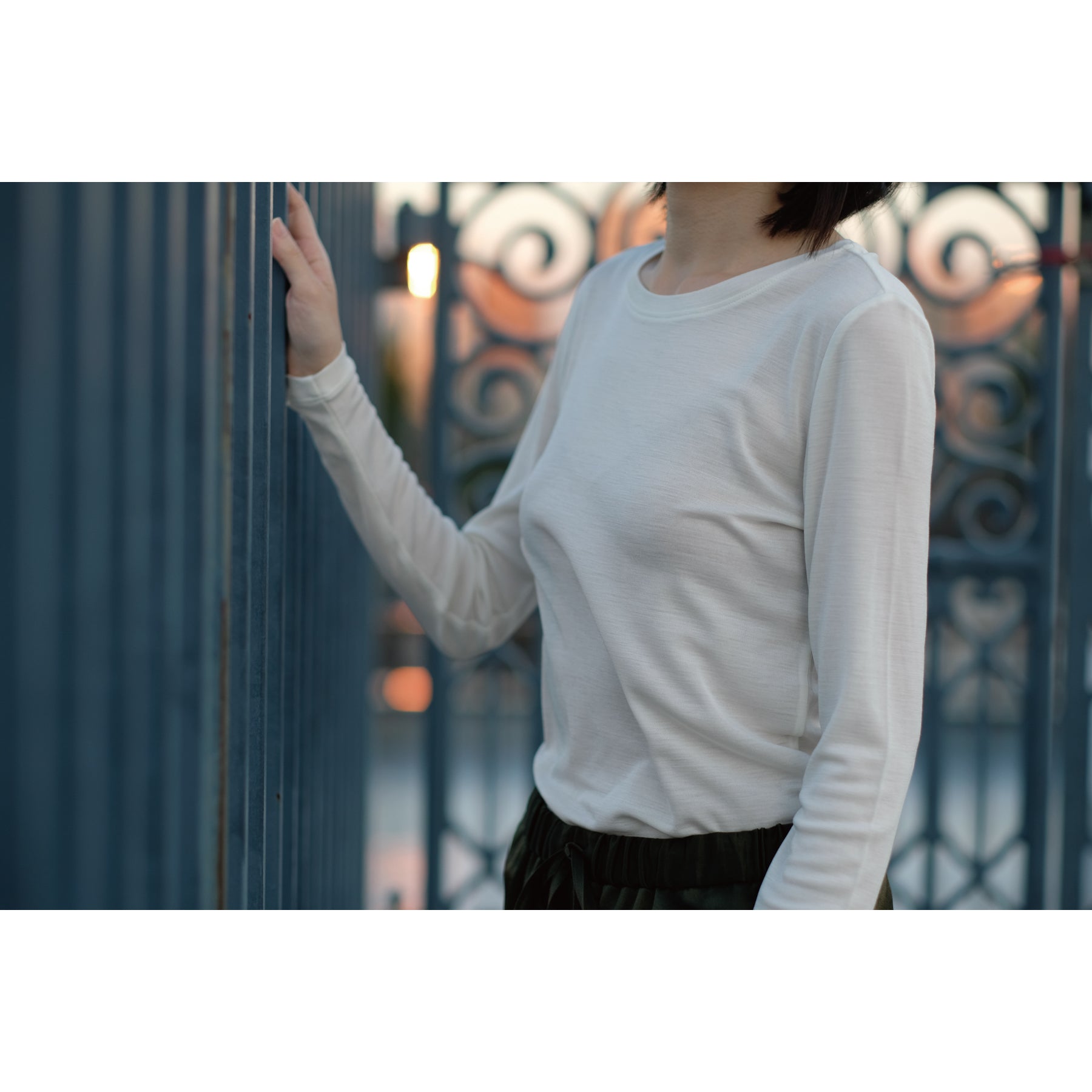 シルク100%長袖カットソー, ホワイトの着用イメージ（斜め前）