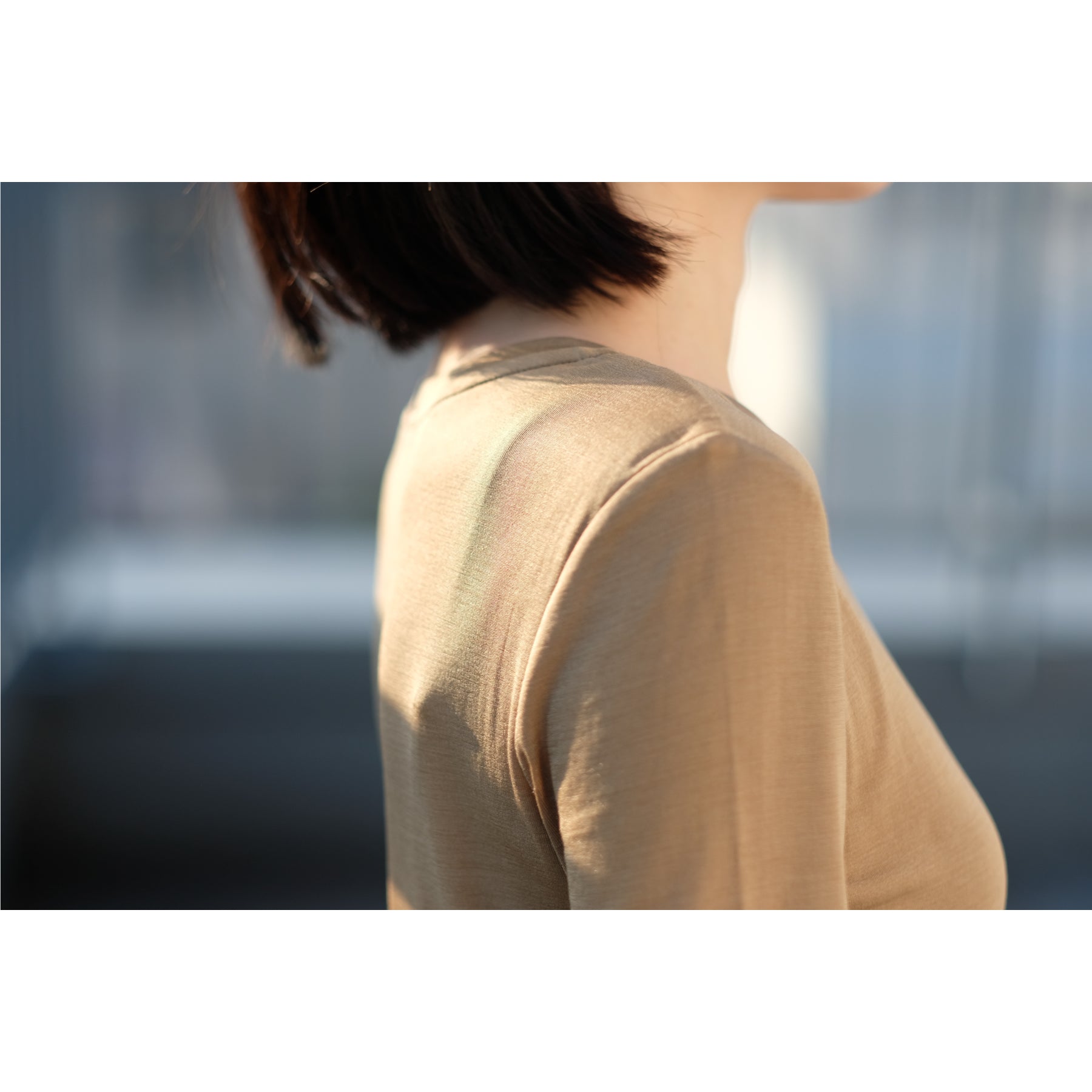 シルク100%長袖カットソー, ゴールドの着用イメージ（横）