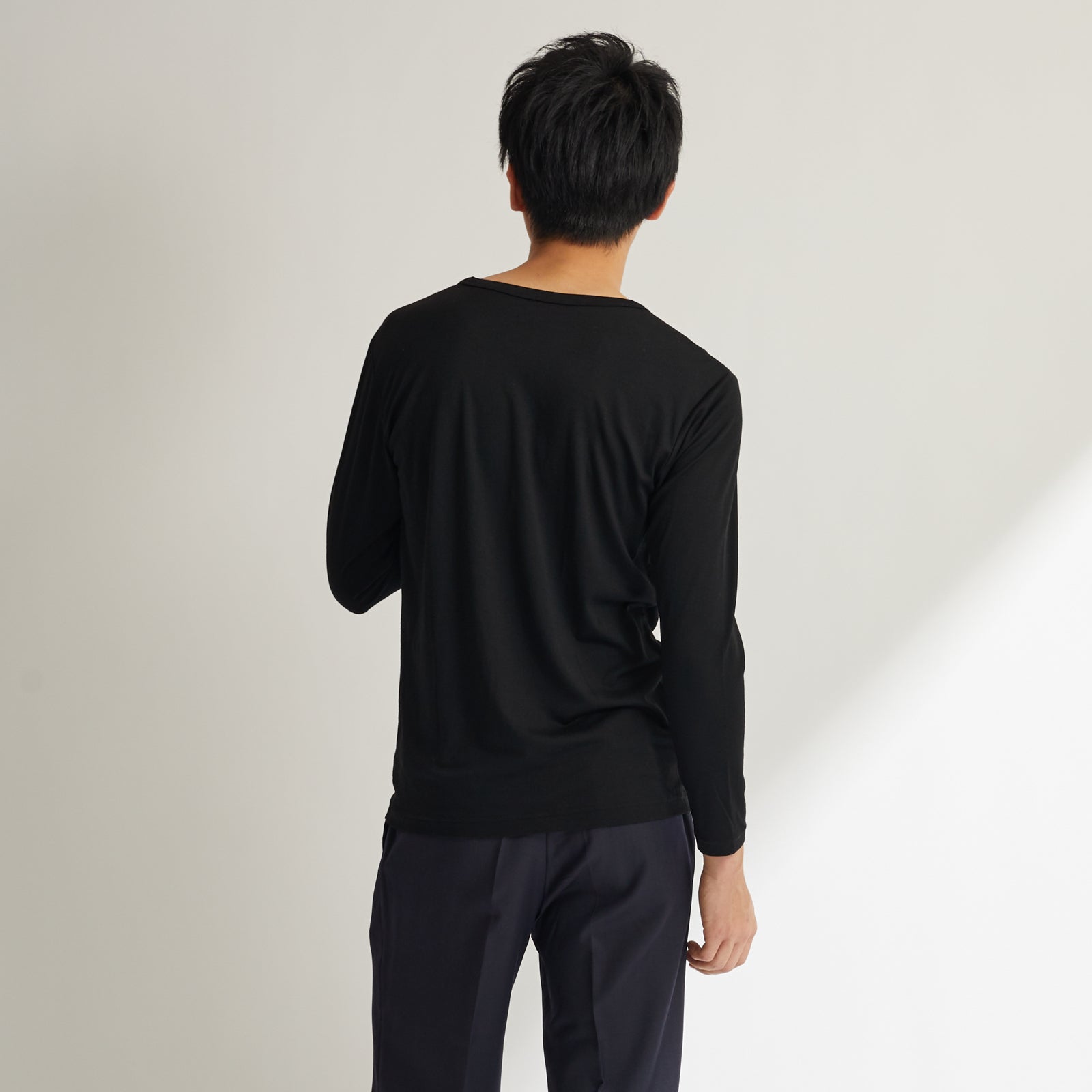 Men's 100% Merino Wool Jersey V-Neck Long Sleeve Tee in Black