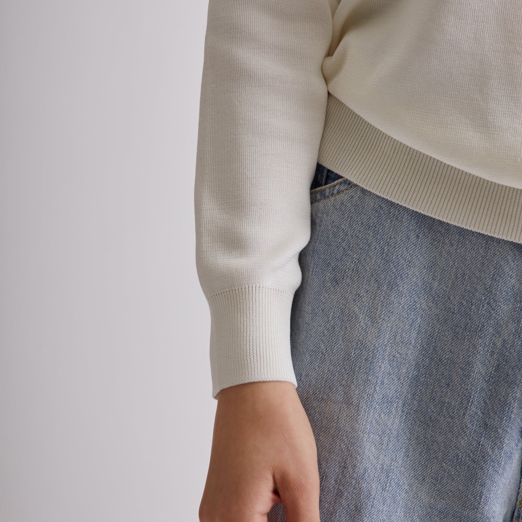 18G シルクゴム編みニット クルーネックプルオーバー, ホワイトの着用イメージ（袖先）